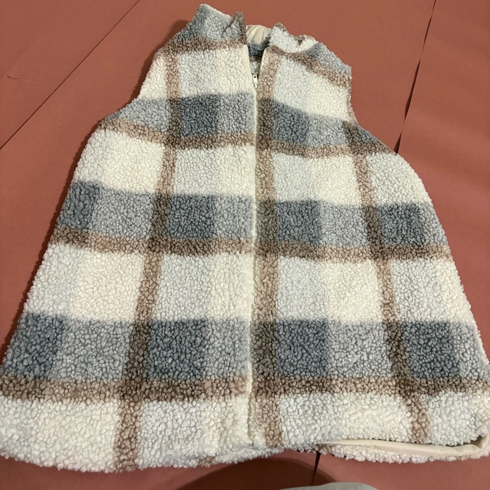 Shein Curve Hooded Vest